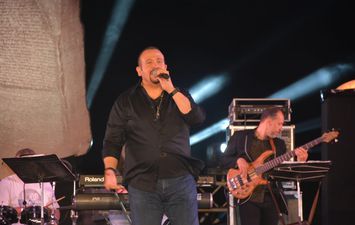 هشام عباس يتالق في مهرجان رشيد للموسيقى والغناء 