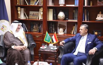 وزير السياحة أثناء لقاء السفير السعودي