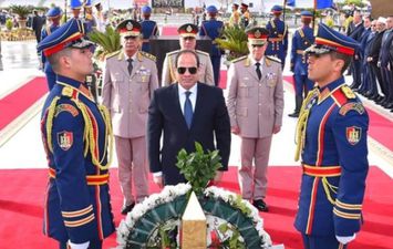 الرئيس السيسي يضع اكليلا من الزهور على قبر الجندي المجهول