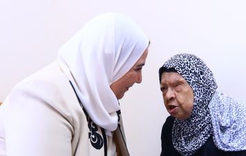 وزيرة التضامن مع سيدة مسنة