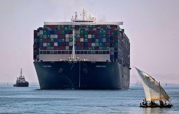 اتخاذ السفن مسارات بديلة لقناة السويس نتيجة قرار رفع رسوم العبور بالقناة اعتباراً من يناير 2023