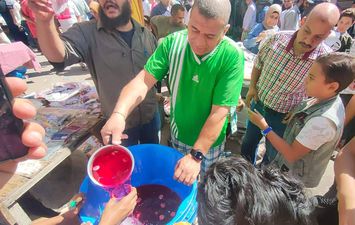 صورة توزيع شربات بالموز بسوق الجمعة