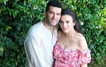 الممثل التركي مراد يلدريم وزوجته