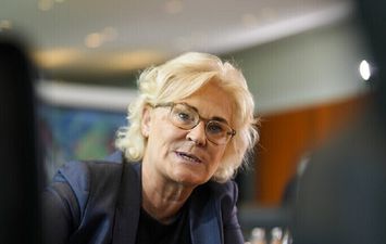 كريستينا لامبريخت-وزيرة الدفاع الألمانية
