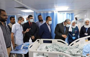 محافظ المنيا يتابع حالة المصابين بالمستشفى 