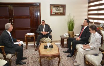 وزير التنمية المحلية مع سفير كوريا بالقاهرة