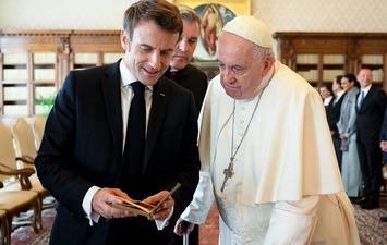 البابا فرنسيس والرئيس ماكرون