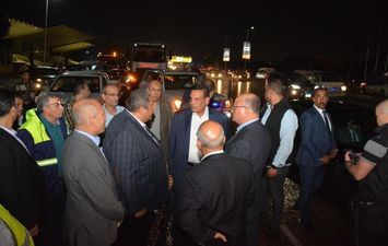 وزير التنمية المحلية ومحافظ القاهرة يتابعان أعمال شفط مياه الأمطار
