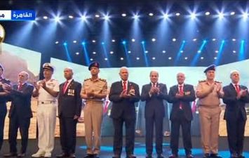 الرئيس السيسي مع أبطال معركة أبو عطوة 