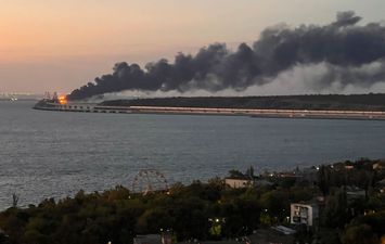 اندلاع حريق عند جسر كيرتش في شبه جزيرة القرم