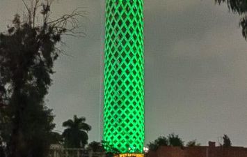 برج القاهرة مضاء باللون الأخضر