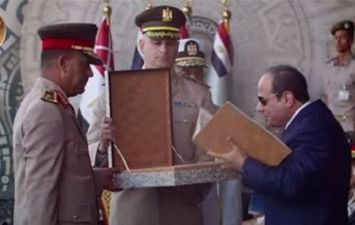 مدير الأكاديمية العسكرية يهدى الرئيس السيسي نسخة من القرآن الكريم