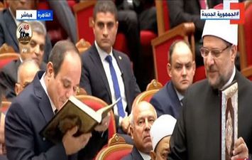 وزير الأوقاف يهدي الرئيس السيسي نسخة من المصحف الشريف 