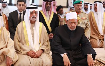 شيخ الأزهر يؤدي صلاة الجمعة مع ملك البحرين