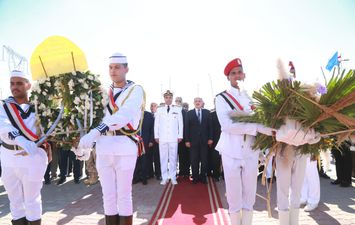 محافظ كفر الشيخ يضع إكليل الزهور على النصب التذكاري احتفالا بالعيد القومي للمحافظة