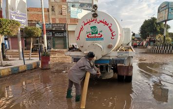 رفع مياه الأمطار ب 3 مدن  وعدد من القرى بكفر الشيخ... والمحافظ  يوجه باستمرار رفع حالة الطوارئ