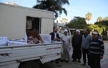 محافظ كفر الشيخ: توزيع 12 طن لحوم أضاحي على 12 ألف أسرة أولى بالرعاية   