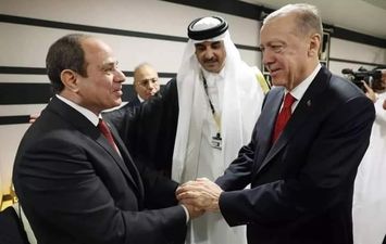 مصافحة بين الرئيس السيسي وأردوغان في حفل افتتاح كأس العالم بقطر