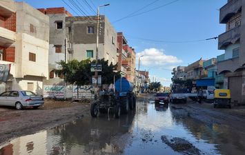 كسح مياه الأمطار بشوارع عدد من مدن كفر الشيخ