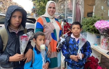 قصة 3 أشقاء يداومون على شراء الورد لوالدتهم ببورسعيد