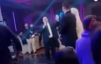 أب يطلق زوجته في حفل زفاف ابنته