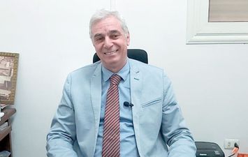 الدكتور أيمن سالم أستاذ ورئيس قسم الصدر بقصر العيني جامعة القاهرة سابقا