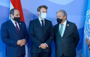 الرئيس السيسي يستقبل الرئيس الفرنسي إيمانويل ماكرون في مقر انعقاد قمة المناخ 