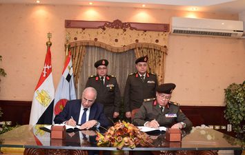 القوات المسلحة توقع عقد تعاون مشترك مع الشركة المصرية للأقمار الصناعية &quot; نايل سات &quot;