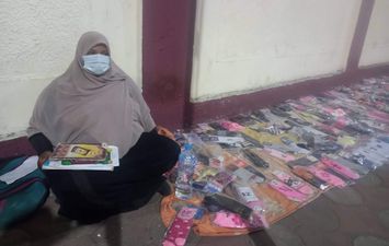 كفاح أم في بيع لعب الأطفال بشوارع بورسعيد لإعالة أولادها