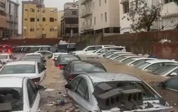 تلف السيارات بسبب السيول في جدة 