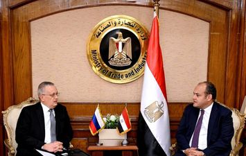  وزير التجارة والصناعة و سفير روسيا بالقاهرة  