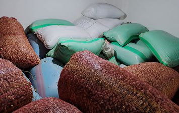 ضبط 25 طن أرز شعير داخل مخزن 