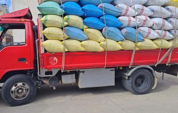 ضبط سيارة محملة بـ6.5 طن أرز شعير 