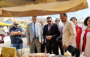 محافظ مطروح يتفقد المعرض السنوى لمنتجات سيوة بنادي الجزيرة ب٦ أكتوبر 