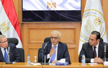 وزير التعليم يعلن 3 قرارات بشأن امتحانات الصفين الأول والثاني الثانوي