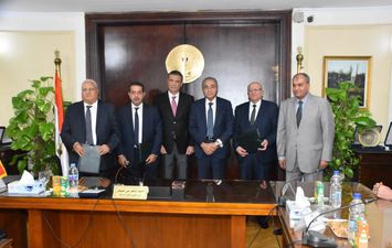 وزير التموين مع رئيس البنك الزراعي المصري &lrm;