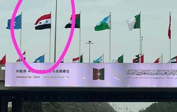   العلم السوري يرفرف بمنطقة السفارات بالرياض 