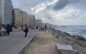 طقس غائم بالإسكندرية وهطول أمطار خفيفة 