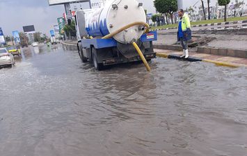 جهود كسح تجمعات مياه الأمطار بالإسكندرية 