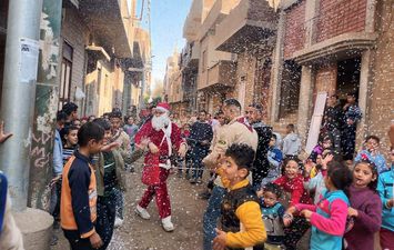  &laquo;بابا نويل&raquo; يجوب شوارع المنيا