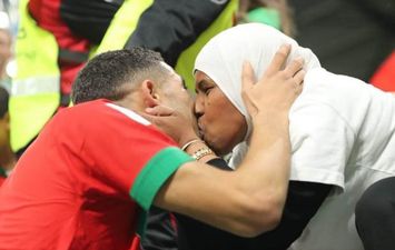 تصرف لاعبي منتخب المغرب مع أمهاتهم يُشعل السوشيال ميديا