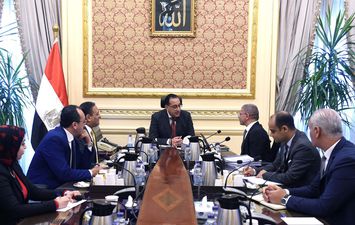 رئيس الوزراء يتابع الموقف التنفيذي لوكالة الفضاء المصرية