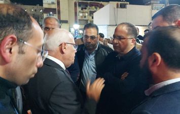 محافظ بورسعيد يزور مصابى حادث الدقهلية بالمستشفى 