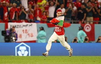 مشجع تونسي طاف بعلمها في مباراة تونس وفرنسا 