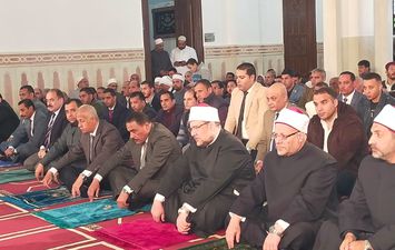 وزير الأوقاف يؤدي صلاة الجمعة من مسجد العوام بمرسى مطروح (صور)