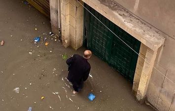 مياه الأمطار تغمر المنازل بالإسكندرية 