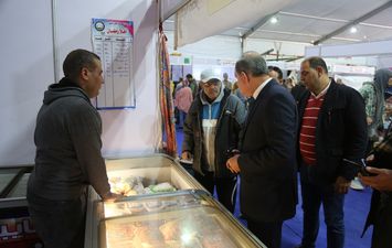 محافظ كفر الشيخ يوجه بالالتزام بالأسعار المخفضة أثناء تفقده معرض أهلًا رمضان 