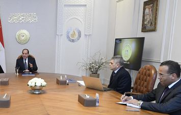 الرئيس السيسي يجتمع مع رئيس الوزراء ورئيس هيئة قناة السويس