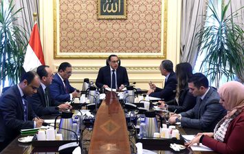 رئيس الوزراء يستعرض مع رئيس هيئة الاستثمار تصورات تحسين مناخ الاستثمار في مصر