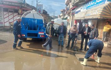 رفع مياه الأمطار في البحيرة 